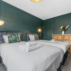 Spacious 3 Bedroom Whitechapel With Garden By Gold , London United Kingdom